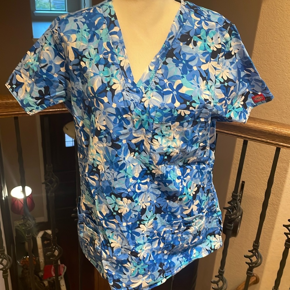 Dickies Scrub Top.  Size Large.